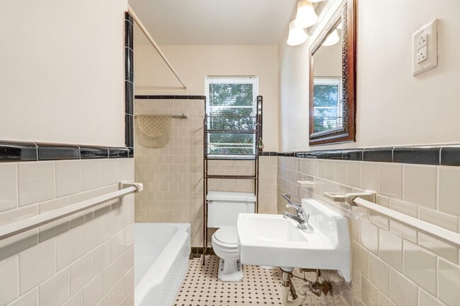 Building Photo - 1711 Rose St