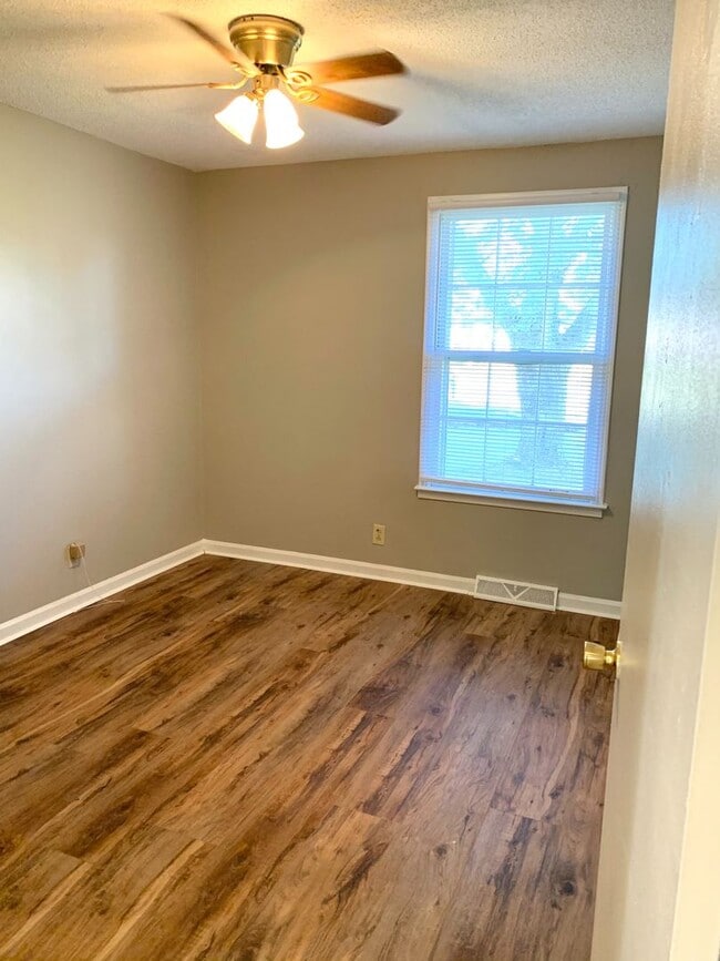 Building Photo - 2425 Pendleton Dr