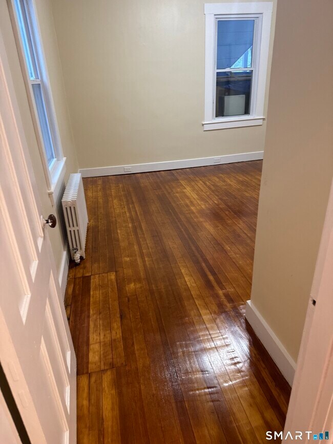 Building Photo - 79 Meadow St