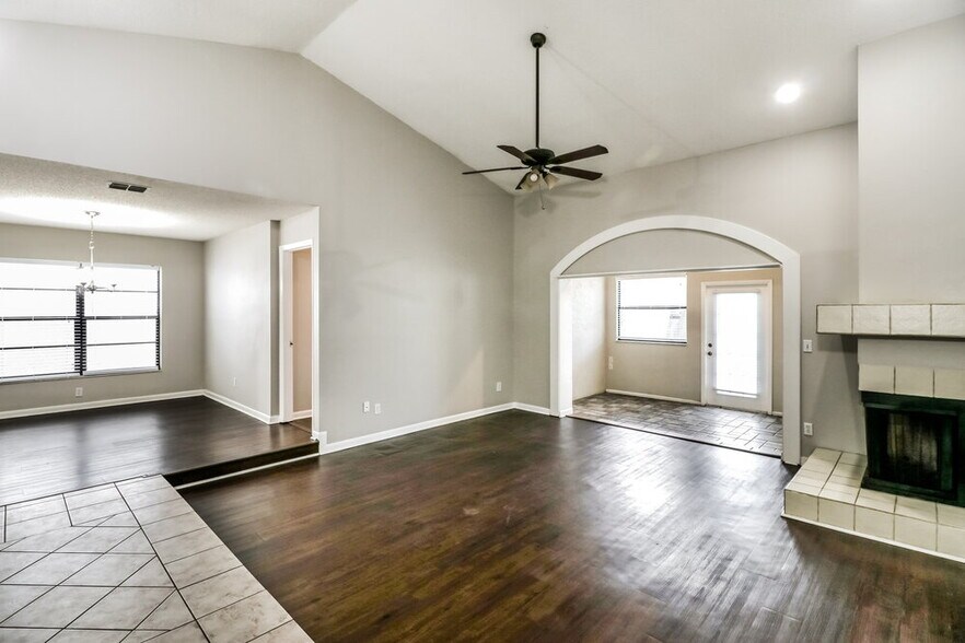 Building Photo - 11504 Robles Del Rio Pl