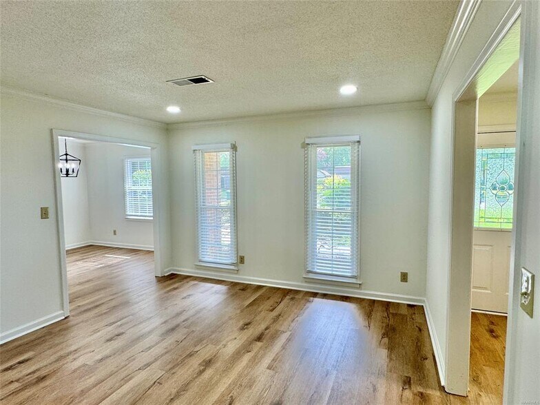 Building Photo - 713 Dubuque Dr