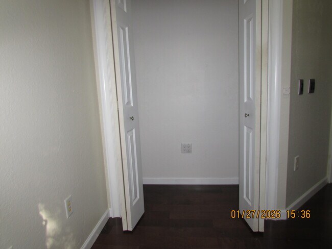 Building Photo - 350 Crestwood Cir