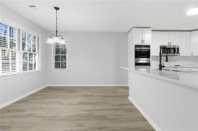 Building Photo - 2110 Meadow View Ct