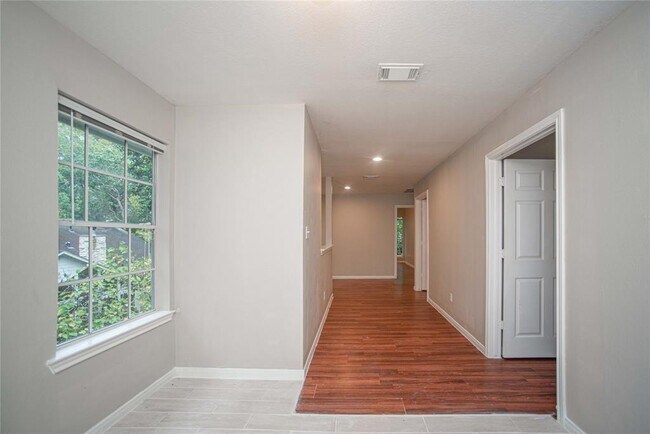 Building Photo - 1 Lake Forest Ct