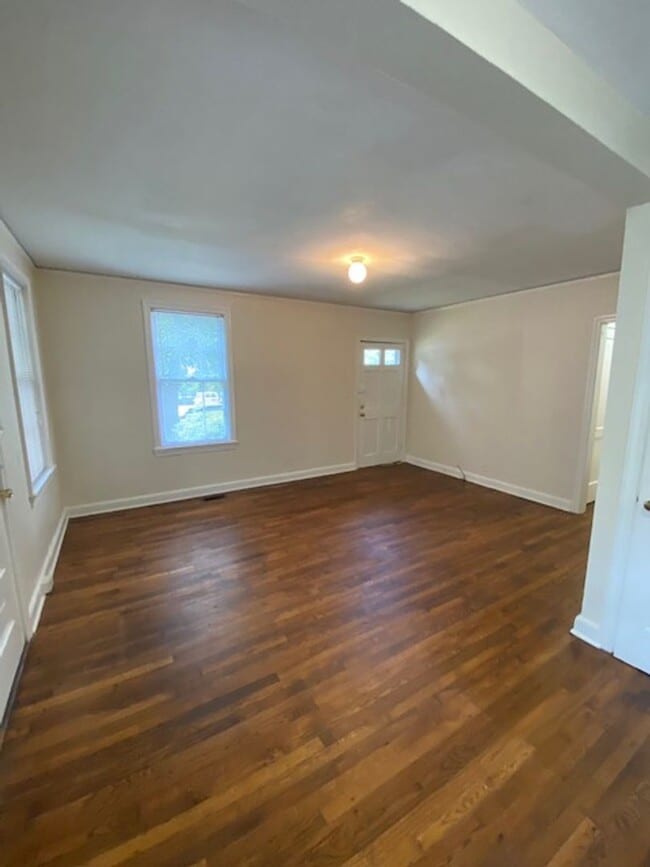 Building Photo - 2-bedroom, 1 bath home available in Rosewood area!