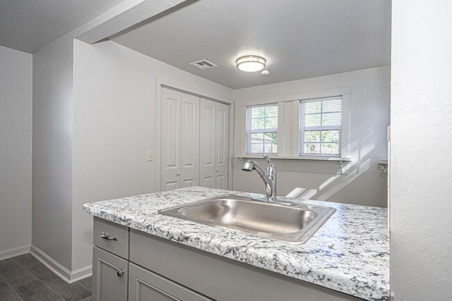 Building Photo - PARK VIEW!!  2 Bed - 1 bath in NW OKC!