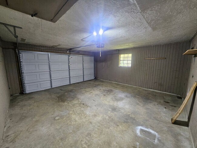 Building Photo - 105 Amelia Dr