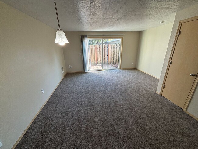 Building Photo - Pet-friendly Townhouse Near Parks and Downtown Newberg   Showings Start 4/15/26