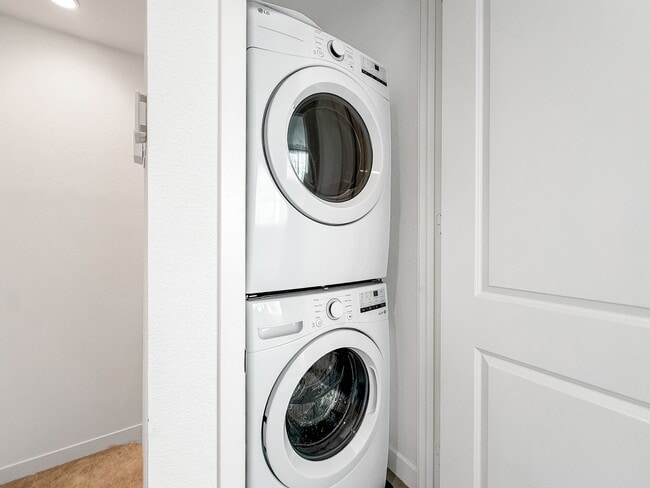Building Photo - Newly Constructed 2B/2.5BA Townhome in Esc...