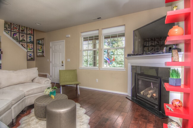 Building Photo - Beautiful 4-Bdr Craftsman with Mt. Views i...