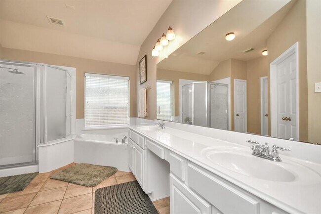 Building Photo - 2103 Breezeway Ln