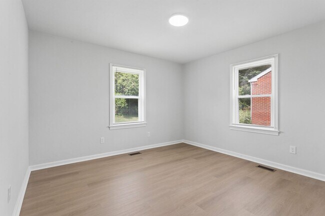 Building Photo - 3BR/1BA Renovated Brick Rancher | 1-Car Garage | Hampton – Coliseum Central