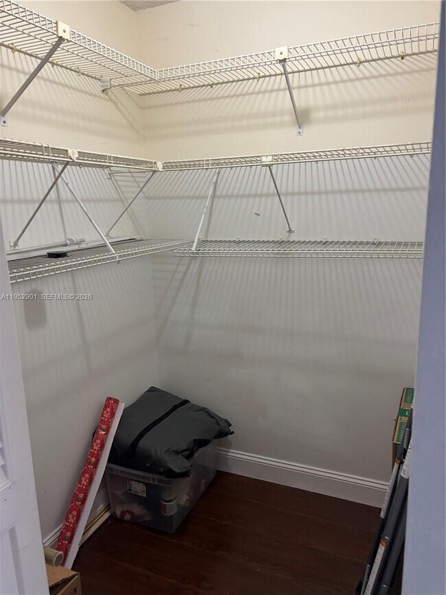 Building Photo - 800 Parkview Dr