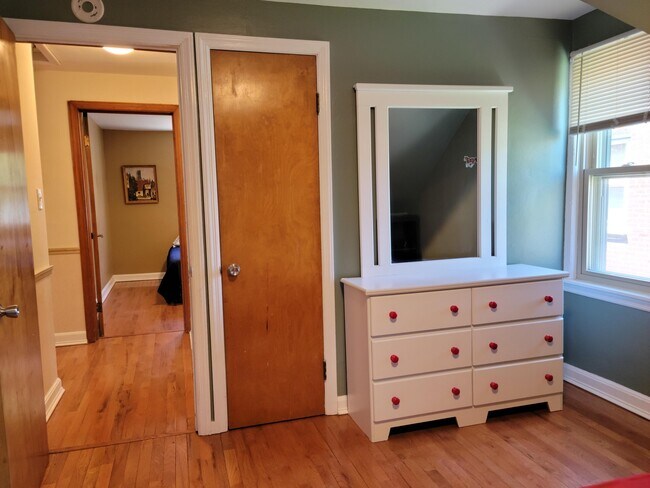 Building Photo - 4652 S Lenox St