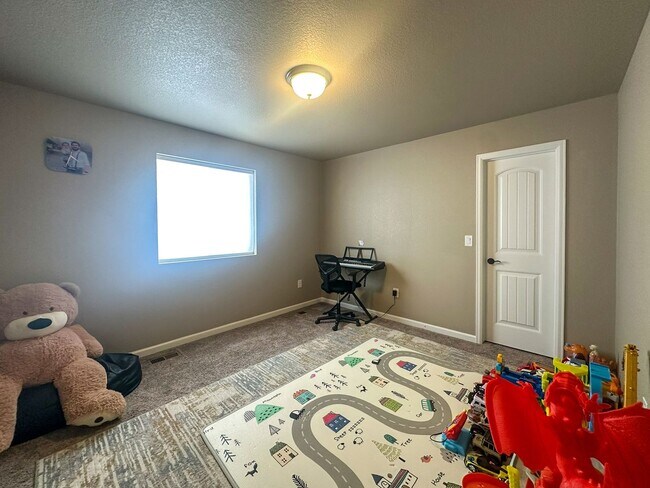 Building Photo - Grand 6bd 4ba Crystal Valley home with an in-law suite!!!