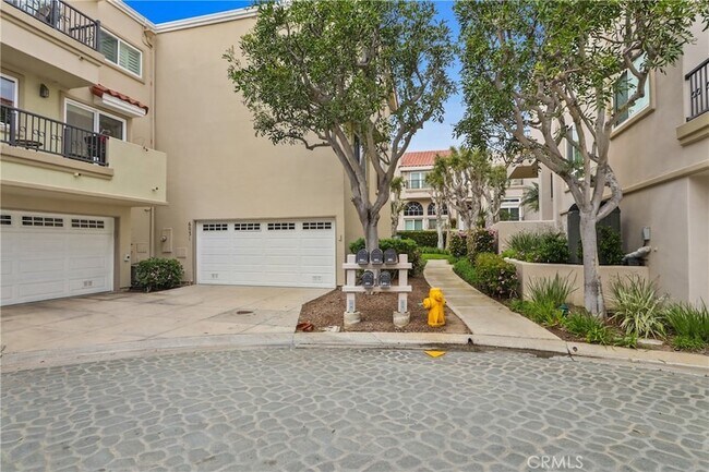 Building Photo - 6031 Shadowbrook Cir