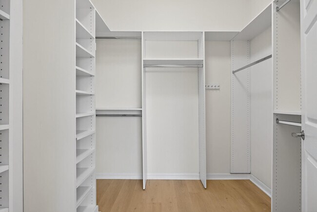 Building Photo - 513 S Riverside Dr