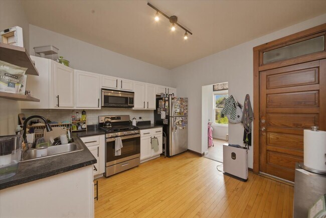 Building Photo - 2334 N Hamlin Ave