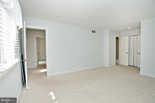 Building Photo - 126 E Chelsea Cir