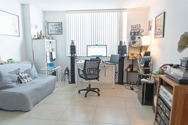 Building Photo - 1155 Brickell Bay Dr