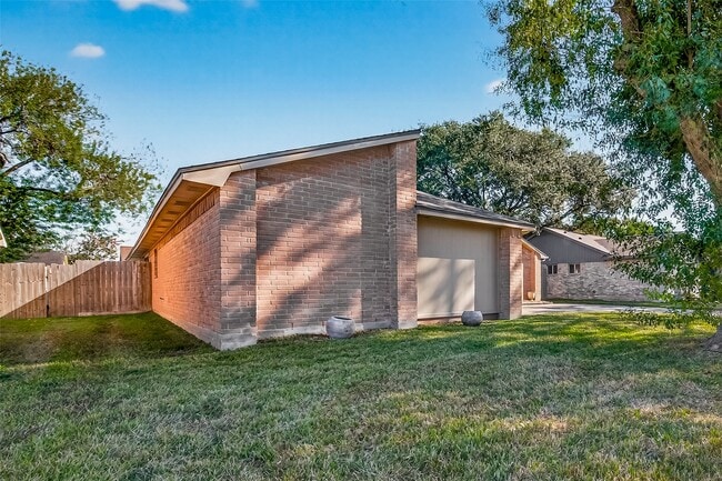 Building Photo - 17043 Coachmaker Dr