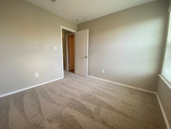 Building Photo - 330 Mistletoe Ln