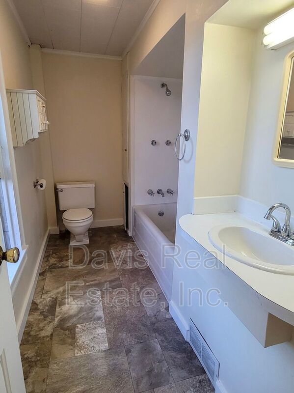 Building Photo - 22 Center St