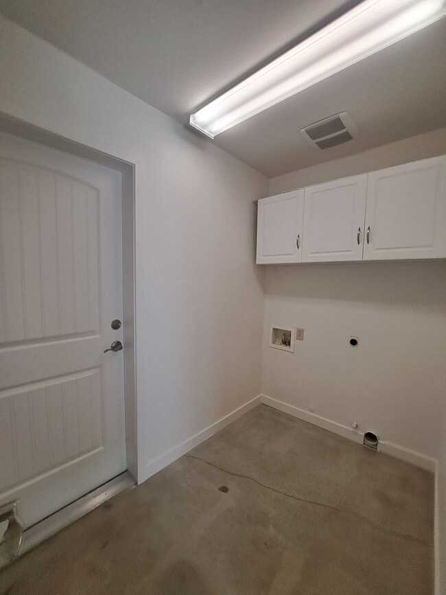 Building Photo - 4 bedroom!! Close to town, shopping and sc...