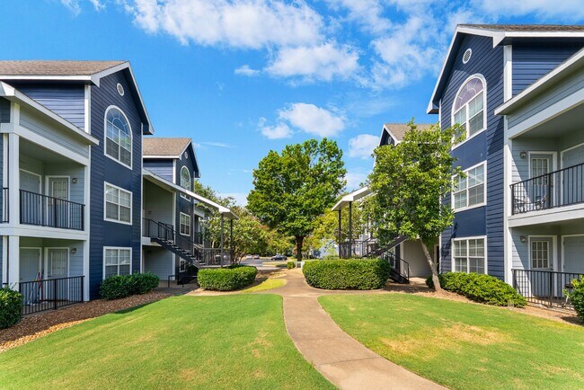 Building Photo - Oak Hollow Apartments