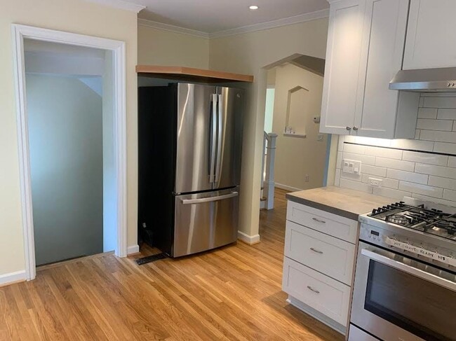 Building Photo - Impecable Remodel of Historic Eastmoreland Gem