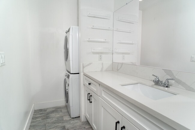 Building Photo - 5904 Tobias Ave