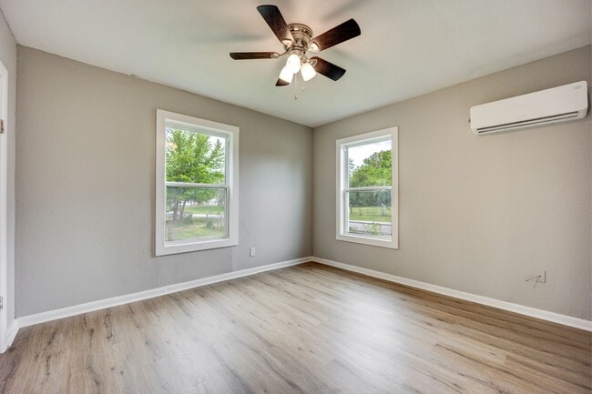 Building Photo - Freshly Updated House