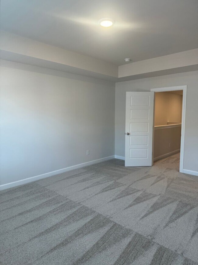 Building Photo - Brand New Luxury Living!