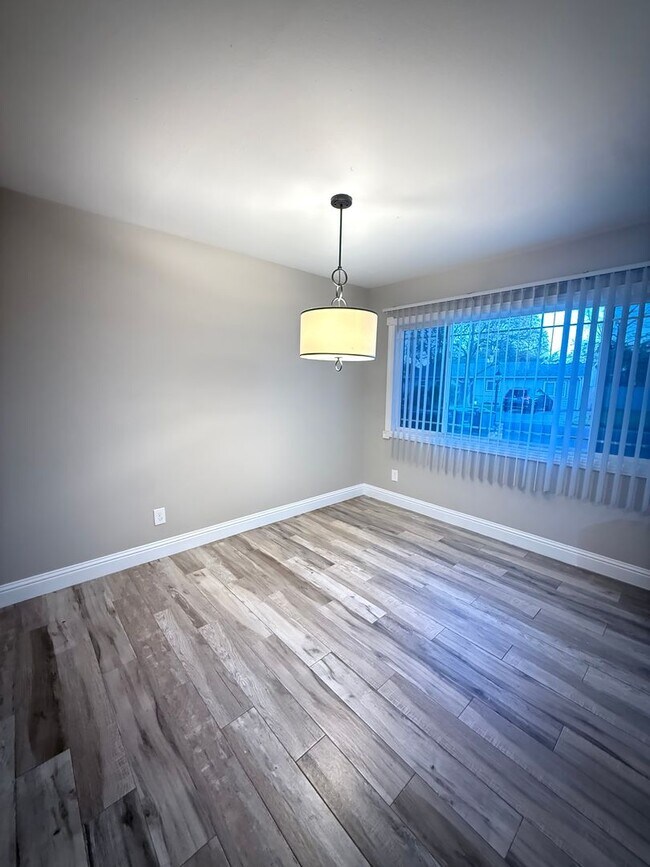 Building Photo - Spacious 3/1 in Arden Manor