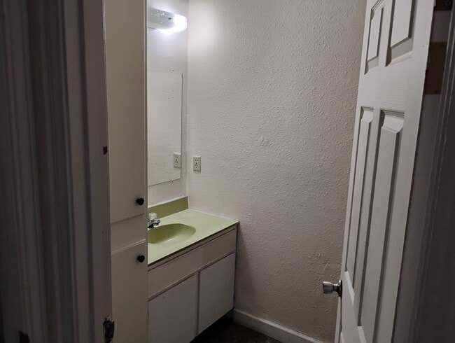 Building Photo - Cozy 1 Bedroom Apartment!