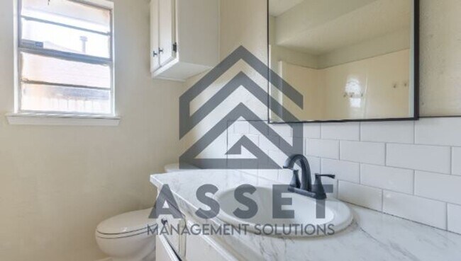 Building Photo - 4 Bedroom Available for Lease & Rent to Own!