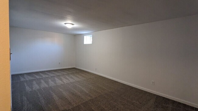 Building Photo - 5 BED/2 BATH RANCH HOME W/FINISHED BASEMEN...