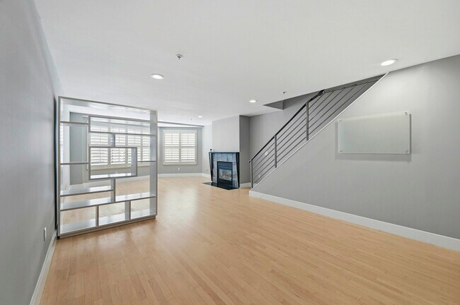 Building Photo - 588 S Van Ness Ave