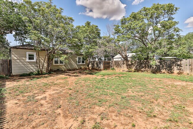 Building Photo - Charming & Cozy 2-Bedroom Oasis