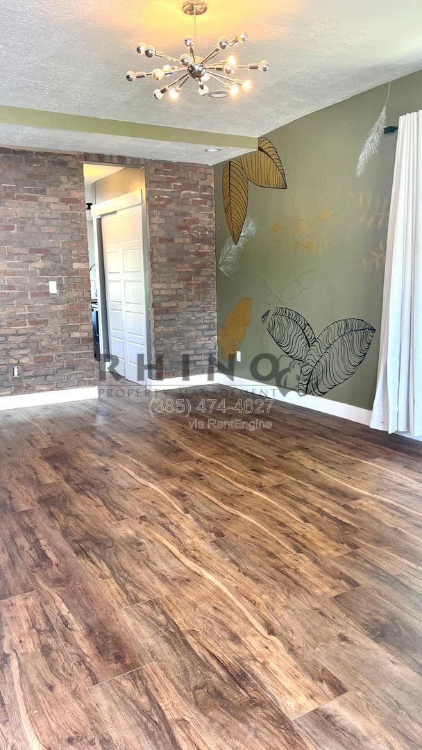 Building Photo - 578 Dexter St W