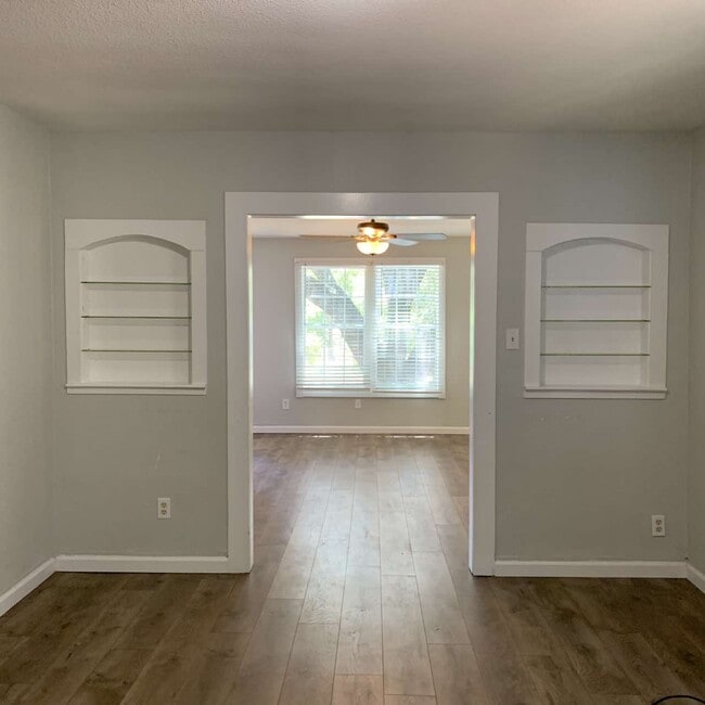 Building Photo - 505 E Heron St