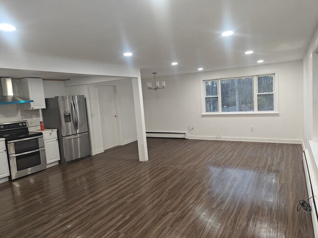 Building Photo - 10 Eastview Dr