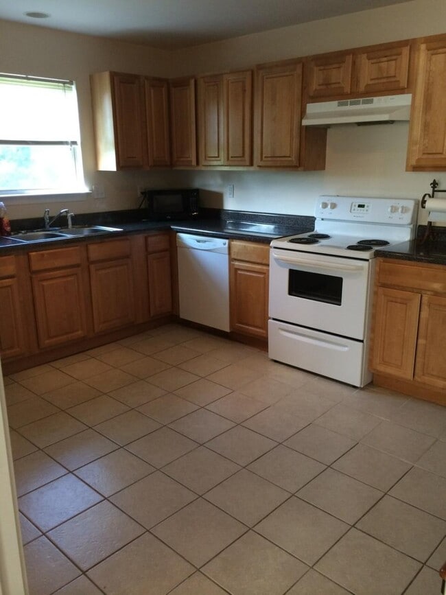 Primary Photo - 366 Morton Ave