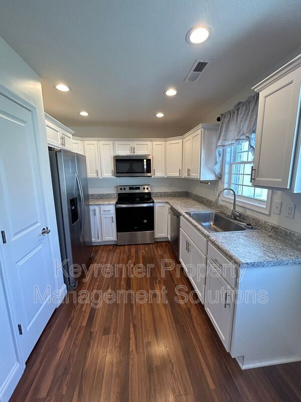 Building Photo - 205 15th St