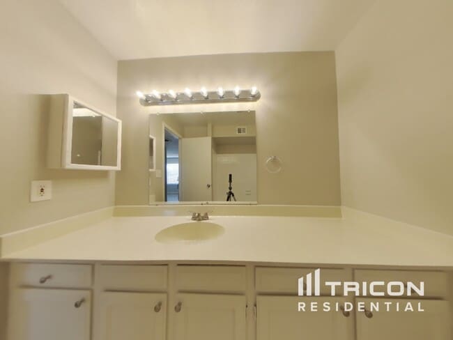 Building Photo - 4801 W Larkspur Dr