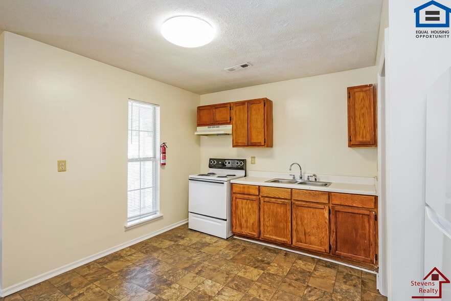 Building Photo - 140 Bybee Woods Dr