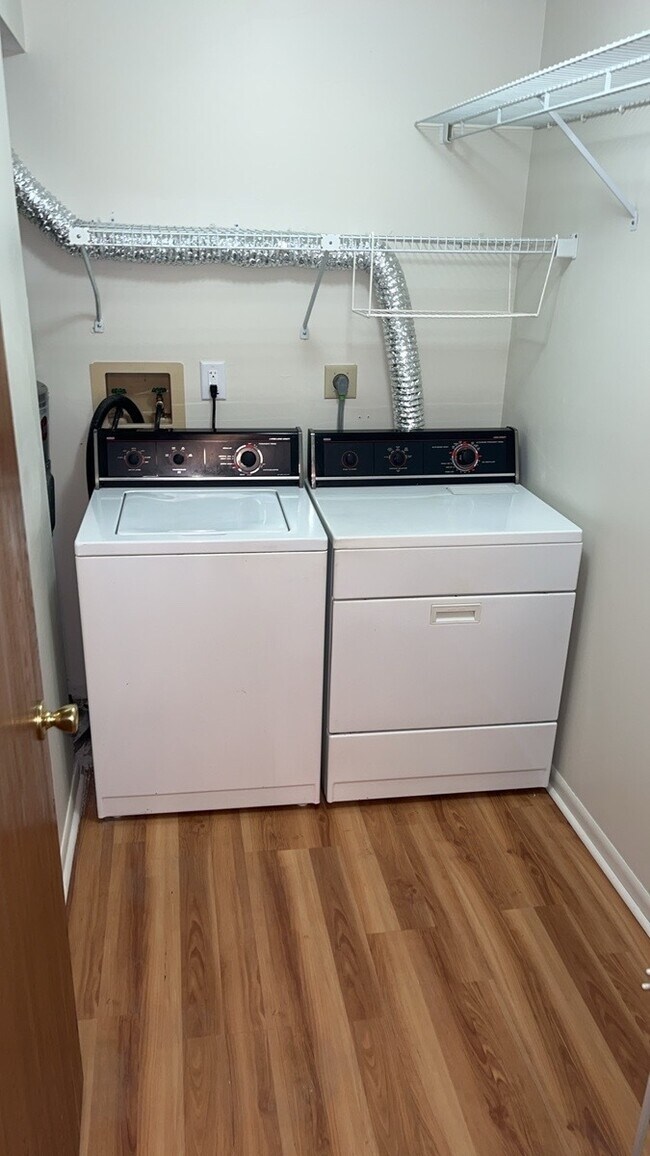 Building Photo - 1420 Lake Pointe Way