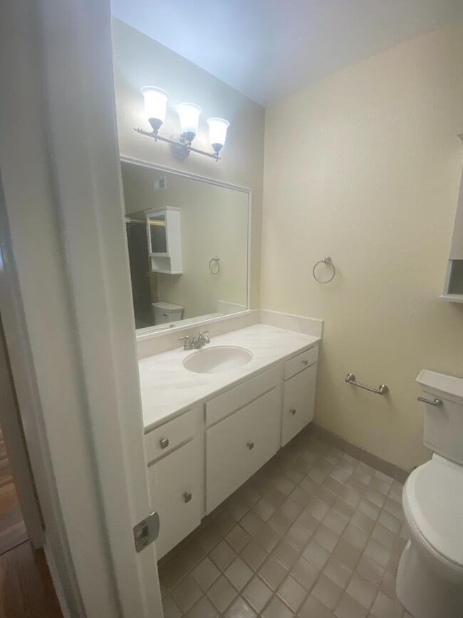Building Photo - 623 Spar Dr