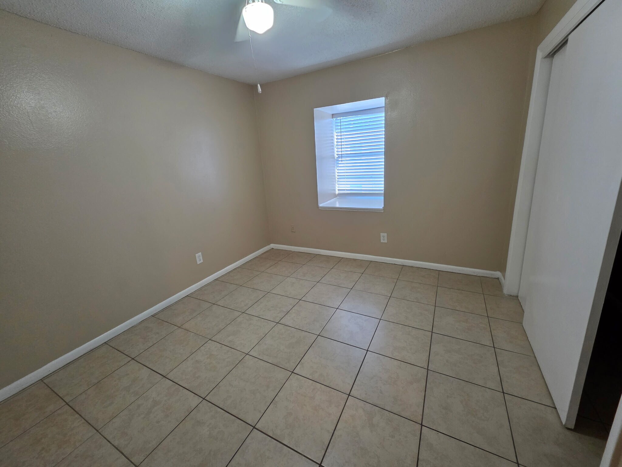 Building Photo - 9004 Tudor Dr