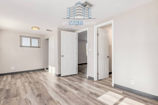 Building Photo - 1402 W Mercer Ln